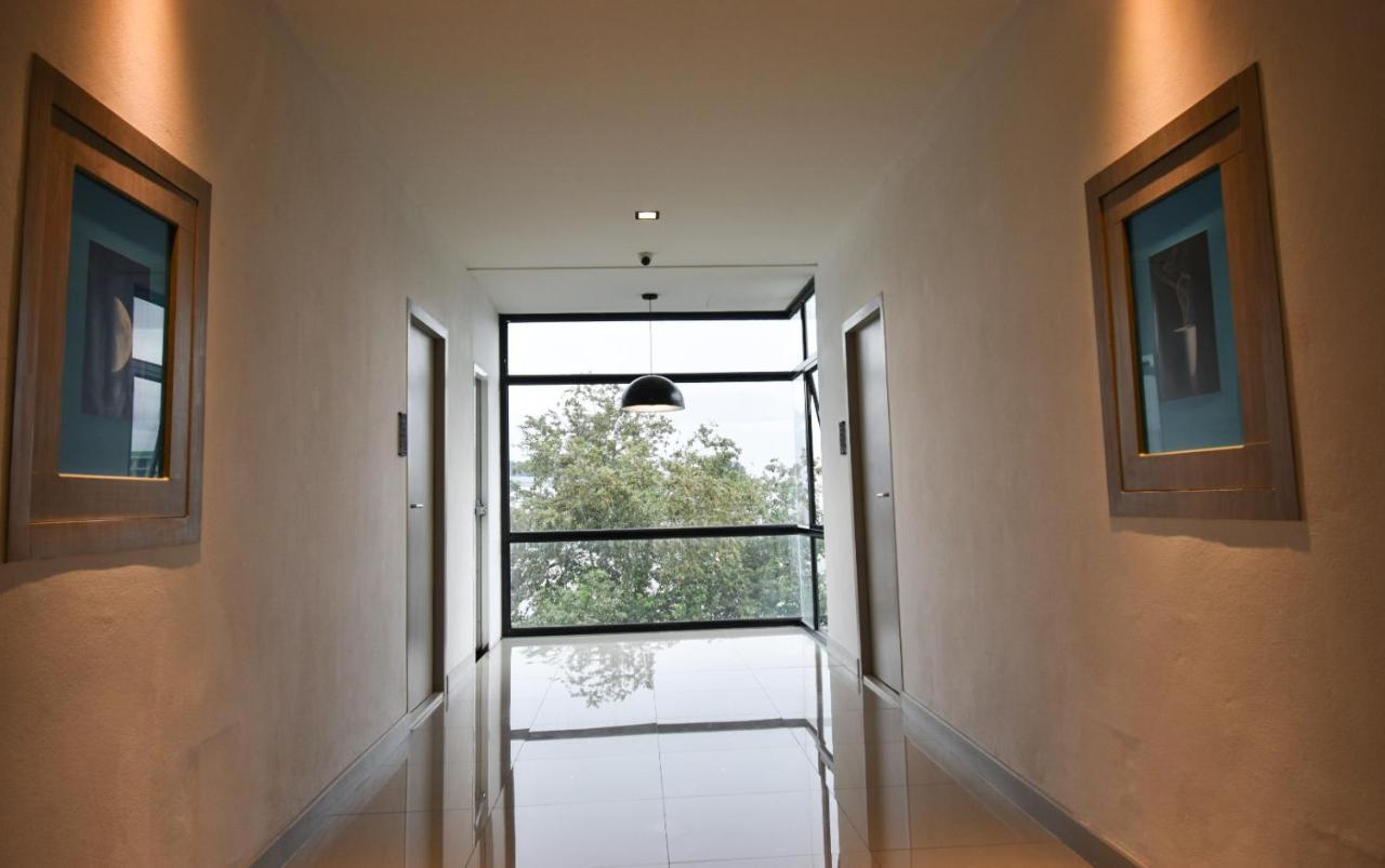 B Boutique Residence Сурат Тхани Екстериор снимка
